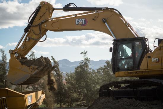 The Cat 374 hydraulic excavator's all-new cab helps make operators comfortable and productive. The Cat 374 hydraulic excavator's all-new cab helps make operators comfortable and productive.