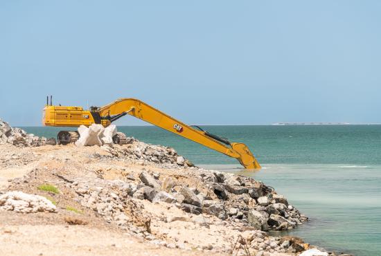 The 395 LRE has a steep slope reach capability of 28 meters (91’10") and a dig depth of 21 700 mm (71’2”). The 395 LRE has a steep slope reach capability of 28 meters (91’10") and a dig depth of 21 700 mm (71’2”).