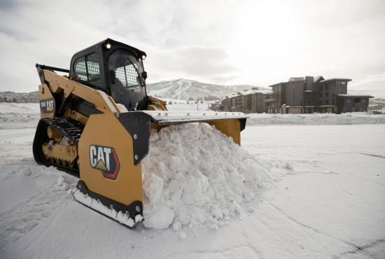 Cat® 289D Compact Track Loader and Snow Push at work in Colorado. Cat® 289D Compact Track Loader and Snow Push at work in Colorado.